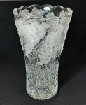 Antigo vaso em pesado cristal decorado com cachos de uvas em relevo satinado e lapidação. Altura 27 cm.