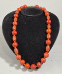 Colar em contas de coral vermelho e coral esponja. Med. 55 cm
