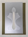 PALATNIK AKLANDER (1926-2009) - Serigrafia com tinta metálica da série "CRER". Tiragem da artista, Assinada, P.A. (Acervo da Famlia Palatnik Aklander). Med.67 x 51 cm. Acompanha certificado de autenticidade emitido pelos filhos da artista. Recentemente as obras da artista foram destaque em uma grande exposição em Bordeaux, França, organizada pela GALERIA MODERNISTA (https://www.galeria-modernista.com). Abraham e Ruth (Os primos Palatnik) se destacaram nas artes com suas composições modulares e obras interativas, imovando nos materiais e design versátil. Ruth Palatnik Aklander, nascida em Natal (RN), mudou-se para o Rio de Janeiro, onde obteve formação acadêmica em Belas Artes. Iniciada na Arte Moderna como aluna de Ivan Serpa, foi convidada a participar do grupo fundador do Centro de Pesquisa de Arte no RJ. Construiu uma obra diversificada, aberta, lúdica e interativa, abrangendo várias fases e tipos de materiais, passando pela Arte Conceitual, Surrealismo e Instalações Ambientais. Recebeu seu primeiro prêmio em 1955 no Salão dos Artistas Brasileiros, realizado na Câmara de Vereadores, com trabalho em cerâmica, seguido de mais de uma dezena de premiações em obras de acrílico e serigrafia em exposições nacionais e internacionais. Destacou-se no meio artístico com trabalhos em Arte Geométrica, realizados através de planos de acrílico vazados, onde a interpenetração de cores e de formas possibilitava diferentes percepções a partir do ângulo de visão do observador. Inovou na serigrafia, introduzindo transparências e as cores prata e ouro. Sua preocupação social e ecológica refletiu-se em sua obra, que integrava os vários campos do conhecimento humano. Na Instalação Sêmen no Espaço 5 da Equipe Triângulo, apresentado na XII Bienal Internacional de São Paulo, uniu Arte e Ciência. SAIBA MAIS ------> https://aklander.com.br/index.php/ruth-aklander/