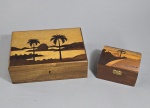 Duas antigas caixas em madeira, tampo em marqueterie com paisagens e árvores. Med.  21.5 x 15.5 x 7 cm e menor: 11 x 8.5 x 8 cm