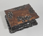 Caixa em madeira rustica, com entalhes irregulares. Med. 21 x 16 x 07 cm