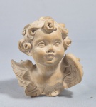 Antigo e delicado busto de anjinho esculpido a mão em madeira clara, com suporte para pendurar. Med. 8.5 x 8.5 cm