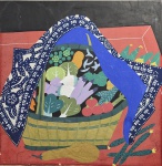 Pintura folclórica chinesa, Séc.XX - Aquarela e guache sobre papel, representando uma cesta repleta de vegetais (reolhos, tomates, berinjelas, nabos e pepinos) sobre um fundo vermelho, parcialmente coberta por um tecido azul decorado com padrões florais e geométricos que emulam o tradicional indigo batik. Carimbo com selo no verso e identifiucação em chinês: "Família Chen de Kinmen, China" (ou Clã Chen de Jinmen).Nome Preenchido à Mão (Centro):   Cai Lanzi (Nome próprio, que curiosamente significa literalmente "Cesta de Vegetais/Flores", combinando com o tema da pintura).Naturalidade/Origem (Esquerda): Zhu Yongjin.No canto inferior direito do verso, também há uma anotação manual com a data 97.10.15 (15 de Outubro de 1997), indicando o período em que a obra foi catalogada, adquirida ou registrada por essa família/coleção. Med. 39 x 40 cm. Sem moldura. Algumas manchas do tempo.