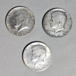 LOTE COM 3 MOEDAS EM PRATA 900 - HALF DOLLAR KENNEDY - Primeira versão 1964. Prata 900 (Último ano onde as moedas americanas foram cunhadas em prata 900, em 1965 já passaram para teor 400). -- VER MAIS ----https://coinweek.com/1964-kennedy-half-dollar-a-collectors-guide/ --- O que torna uma moeda de meio dólar Kennedy de 1964 rara? A moeda de meio dólar Kennedy é uma das moedas numismáticas de circulação mais populares dos Estados Unidos . Mais de cinquenta anos após seu lançamento inicial, ela continua sendo uma das favoritas entre colecionadores do mundo todo.A moeda de meio dólar Kennedy de 1964, em particular, é valiosa tanto para colecionadores de prata quanto para investidores. Sua combinação de designs impressionantes e alta pureza de prata faz da moeda de meio dólar Kennedy de 1964 uma oportunidade de investimento excepcional para consumidores interessados em moedas americanas clássicas .