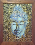 INDONÉSIA - Grande pintura Batik pintado a mão em tecido, recoberto com tinta a base de tinta Ouro em pó, com rosto de buda em policromia. Madeira em madeira rústica. Medida total: 90 x 71 cm.