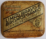 Lata de Pastilhas Queiroz  Limão Bravo e Bromoformio (Anos 40/50)Lata antiga litografada das famosas Pastilhas Queiroz, fabricadas pelo histórico laboratório "Elekeiroz" S.A. em Várzea Paulista, São Paulo. A peça possui um design gráfico marcante com tipografia em diagonal e o logotipo clássico da engrenagem com as iniciais "EK".