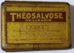 Lata Francesa Vintage Théosalvose Guillaumin  Paris (Anos 30/40)Rara lata metálica antiga do medicamento Théosalvose Guillaumin, um diurético à base de teobromina pura, produzido pelo laboratório do Dr. A. Guillaumin, em Paris, França. A peça destaca-se pela tipografia clássica e pelo endereço histórico impresso: 13, rue du Cherche-Midi, Paris  uma localização famosa no coração do bairro de Saint-Germain-des-Prés.