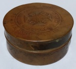Raro Estojo Metálico Publicitário Vinhos Ramos Pinto  Portugal (Anos 20)Excepcional estojo circular em metal (latão com pátina de bronze) da icônica marca de Vinho do Porto Ramos Pinto. A tampa é ricamente trabalhada em relevo com a Cruz da Ordem de Cristo e o lema "In Hoc Signo Vinces", circundada pela inscrição "Brinde dos Vinhos Ramos Pinto".