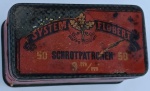 Rara Lata de Munição Alemã "System Flobert"  Marca Eichblatt (Anos 20/30)antiga que originalmente continha 50 cartuchos de 9mm (Schrotpatronen) para o famoso Sistema Flobert. A peça ostenta o logotipo da renomada marca alemã Eichblatt (Folha de Carvalho), representada pela ilustração central de três folhas de carvalho e duas sementes, com a inscrição "Marke Eichblatt".
