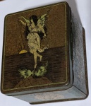 Lata Litografada Cook & Co. "Ring Travellers"  Inglaterra (C. 1910)A lateral da lata apresenta um acabamento litografado raro que simula a textura de couro de crocodilo em tons de verde musgo. Na parte superior, lê-se a inscrição: "SPECIALLY ADAPTED FOR HIGH SPEED" (Especialmente adaptado para alta velocidade), reforçando a natureza técnica e de alta performance dos componentes (Ring Travellers) que ela protegia.DETALHES DE FUNDO: Rótulo de Exportação e Especificações TécnicasO fundo da lata preserva o rótulo de papel original, um detalhe raríssimo de se encontrar intacto. Ele traz informações técnicas cruciais: