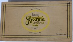 Caixa de Madeira Antiga Sabonete Glycerina Kanitz  Rio de Janeiro (Anos 40/50)Raríssima caixa em madeira clara da tradicional Perfumaria Kanitz, sediada no Rio de Janeiro. A tampa apresenta uma litografia primorosa sobre a madeira, destacando o "Sabonete Glycerina cor Gemma de Ovo", um dos produtos mais luxuosos da marca. O design gráfico é sofisticado, com o logotipo Glycerina em caligrafia artística e o selo amarelo recortado que remete à cor do sabonete.