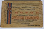 Rara Caixa de Madeira "Egosan" Amostra Gratuita  (Anos 40/50)Excepcional caixa de madeira original do medicamento Egosan, produzido pelo Laboratório Euterápico Nacional S/A. A peça é um exemplar de "Amostra Gratuita" destinada à distribuição exclusiva para médicos e hospitais, o que a torna muito mais rara do que as embalagens comerciais da época.O design impresso diretamente na madeira apresenta o logotipo do laboratório e o endereço histórico na Avenida Brigadeiro Luiz Antonio, 2533, em São Paulo. O rótulo detalha que a caixa continha 3 supositórios e ostenta a licença do D.N.S.P. de 1933, posicionando a peça no auge da indústria farmacêutica paulistana de meados do século XX.