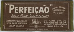 Caixa Antiga de Linha "Perfeição"  Cia. Paulista de Artigos de Seda (Anos 40/50)Rara caixa original da linha de seda pura "Perfeição", produzida pela histórica Cia. Paulista de Artigos de Seda. A embalagem apresenta um design gráfico clássico e sóbrio em tons de marrom e bege, destacando o logotipo da marca: um leão imponente deitado, símbolo de força e qualidade.