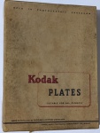 Caixa de Chapas Fotográficas Kodak Plates  Londres, Inglaterra (C. 1920/30)Rara caixa original de Kodak Plates (chapas fotográficas), produzida pela Kodak Limited London. Estas chapas de vidro emulsionadas eram o suporte padrão para negativos antes da popularização total do filme em rolo flexível, sendo amplamente utilizadas por fotógrafos profissionais e em estúdios de época.