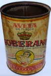 Lata Antiga Aveia em Flocos Soberana  (C. 1950/60Rara lata cilíndrica litografada da Aveia em Flocos Soberana, um produto da histórica firma Moschetti & Cia., sediada em Porto Alegre, Rio Grande do Sul. O design apresenta uma estética clássica do pós-guerra, com o logotipo da marca encimado por uma coroa imperial e uma ilustração central de uma mãe e seu filho, reforçando o slogan: "Excelente alimento para todas as idades".
