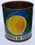 Lata Antiga Fábrica de Doces Colmeia  Poços de Caldas, MG (C. 1930/40)Rara lata cilíndrica litografada da Fábrica de Doces Colmeia, de propriedade de Sebastião Pereira Ottoni, sediada na histórica Praça Souza Novais, 117, em Poços de Caldas  o coração do Sul de Minas. A peça apresenta um design marcante com um sol radiante em amarelo e azul, cores que se tornaram clássicas na iconografia da marca.