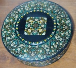 Lata Antiga Biscoitos Duchen  São Paulo (C. 1940/50)Raríssima lata circular litografada da icônica marca Biscoitos Duchen, sediada em São Paulo. A tampa apresenta um padrão ornamental clássico sobre fundo negro, enquanto o fundo da peça traz a marcação em relevo (cunhagem no metal): "BISCOITOS DUCHEN - SÃO PAULO"