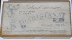 Caixa de Madeira Antiga Sabonete "Parisiana"  Perfumaria Myrta (Anos 40/50)Raríssima caixa de madeira original do Sabonete Finíssimo Parisiana, uma das linhas mais exclusivas da Perfumaria Myrta S.A., do Rio de Janeiro. A peça destaca-se pela composição de fragrâncias nobres: Alfazema e Neroli (óleo essencial de flor de laranjeira), ingredientes típicos da perfumaria de luxo da época.