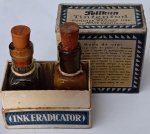 Raro Estojo Pelikan "Ink Eradicator"  Rio de Janeiro (C. 1940/50)Excepcional conjunto vintage para remoção de manchas de tinta, composto por dois frascos de vidro originais com rolhas de cortiça, acondicionados em seu estojo de papelão rígido original. Este produto, denominado comercialmente como "Pelikan Tintentod", era a solução química de alta tecnologia da época para apagar erros de caneta-tinteiro ou máquinas de escrever.