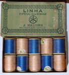 Caixa Completa de Linhas para Bordar "BMT"  São Paulo (Anos 40/50)Excepcional estojo original de Linha Especial para Bordar a Máquina, da marca BMT (Marca Registrada). A peça é um documento vivo da indústria têxtil paulistana, apresentando um design gráfico clássico em tons de verde, com molduras ornamentais e o logotipo circular característico repetido em toda a tampa.