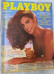 Revista Playboy Brasil nº 90  Lúcia Veríssimo (Janeiro de 1983)Raríssima edição histórica de colecionador da Playboy Brasil, nº 90, publicada em janeiro de 1983. A capa apresenta a estrela da TV e do cinema Lúcia Veríssimo em um ensaio de verão icônico.Esta edição é considerada um "santo graal" para colecionadores devido ao seu conteúdo editorial sem precedentes:Pela presença de Xuxa, Vera Fischer e Gabriel García Márquez na mesma edição, esta revista possui um valor de mercado e histórico altíssimo.