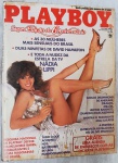 Revista Playboy Brasil nº 73  Super Edição do 6º Aniversário (Agosto de 1981)Raríssima edição histórica comemorativa do 6º Aniversário da Playboy Brasil, nº 73, publicada em agosto de 1981. A capa apresenta o ensaio icônico de Nádia Lippi, uma das maiores estrelas da TV na época, celebrada em uma produção de alto nível.