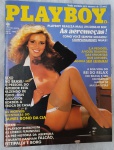Revista Playboy Brasil nº 58 - Maio/1980 - As Aeromoças (Capa Icônica) Item histórico que reflete o período de transição cultural no Brasil, unindo o apelo visual da época com pautas políticas e esportivas (Fittipaldi e Borg)