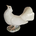 LLADRÓ 1015. Designer: Fulgencio Garcia (1970 - 1994) - "White Dove. Estatueta espanhola em porcelana brilhante e policromada representando pomba branca. Sob a base marca da manufatura. 14 x 16 x 8 cm.