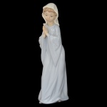 LLADRÓ BY NAO - Virgin Mary (Virgem Maria). 1980. Estatueta espanhola em porcelana brilhante, Marca da manufatura no verso. 28 x 8 cm.