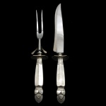 Par de talheres trinchantes com cabos em Stainless Steel. 35 cm e 30 cm.