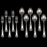 Conjunto de talheres em metal prateado inglês, ornamentado no padrão Queen, com folhagens e concheados. Constando de 5 garfos e 6 colheres. Marcas do fabricante.