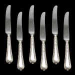 Elkington And Co Ltda. Stainless Cutlers And Silversmiths - Conjunto de seis facas inglesas com banho de prata. 24 cm.