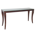 Aparador de design clássico e formato retangular estreito, caracterizado por suas linhas elegantes e suas pernas curvas 82 x 160 x 40 cm. Este lote encontra-se na casa do comitente no Alto da Boa Vista, SP. A retirada deverá ser agendado previamente com o nosso escritório no telefone 11.5044.1228.