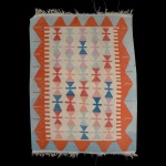 Tapete oriental KILIM com decoração geométrica, medindo 125 x 92 cm.