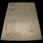 Tapete brasileiro da manufatura de Santa Helena, com decoração floral, medindo 362 x 263 cm. Etiqueta no verso.