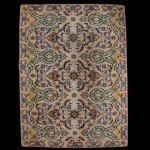 Tapete com decoração floral, medindo 195 x 142 cm.