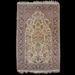 Tapete indiano reproduzindo decoração floral em estilo persa, medindo 195 x 122 cm.