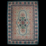 Tapete feito à mão com desenho floral, provavelmente KILIM medindo 145 x 102 cm.  Etiqueta de fabricação no verso.