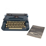 REMINGTON 10 ou REMINGTON STANDART No. 10 - Anos 70. Máquina de escrever produzida pela Sperry Rand. Acompanha estojo original e manual de instrução. 13 x 40 x 34 cm (estojo) 10 x 33 x 32 (maquina)