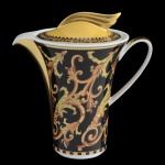 PAUL WUNDERLICH (German 1927-2010) For VERSACE. Modelo  Barocco. Manufatura by Rosenthal  Bule para café em porcelana alemã. Tampa com pega na forma de asa dourada. Peça assinada. No verso marca da manufatura. 14 x 12 cm.