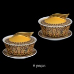PAUL WUNDERLICH (German 1927-2010) For VERSACE. Modelo  Barocco. Manufatura by Rosenthal - Conjunto de 6 molheiras para mesa de jantar com tampa e seus pratinhos de formato circular em porcelana alemã. Peças assinadas. Marca da manufatura no verso das peças. 5 x 10 cm. 10 cm (pires).
