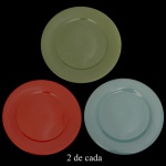 Conjunto com seis sousplat em cerâmica artesanal da manufatura nacional Luiz Salvador, Itaipava, RJ. Apresenta formato circular e liso nas cores verde água, verde azulado e vermelho. 33 cm. Marca da manufatura no verso. Peças novas, sem uso.