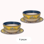 Conjunto de seis bowls com seus presentoirs em cerâmica artesanal da manufatura nacional Luiz Salvador, Itaipava. Apresenta forma circular em cores vivas sobre fundo creme e decoração em tons de azul e amarelo com padrões florais e geométricos. Marca da manufatura no verso. Peças novas, sem uso. 8 x 16 cm.