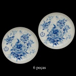 Easy Life, Design Dora Papis - Conjunto de 6 pratos em porcelana italiana. Decoração floral blue, sobre branco. Marca da manufatura no verso. 20 cm.