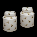 Par de potes decorativos em porcelana chinesa de alta qualidade, Formato circular e superficie de fundo branco. pintada à mão, exibindo delicadas ilustrações de abelhas que refletem graça e exclusividade. 15 x 12 cm. Peças novas, sem uso.