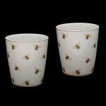 Par de cachepots decorativos em porcelana chinesa de alta qualidade, Formato circular e superficie de fundo branco. pintada à mão, exibindo delicadas ilustrações de abelhas que refletem graça e exclusividade 14 x 15 cm. Peças novas, sem uso.