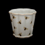 Cachepot decorativo em porcelana chinesa de alta qualidade, Formato circular, borda ondulada e superficie de fundo branco. pintada à mão, exibindo delicadas ilustrações de abelhas que refletem graça e exclusividade 14 x 15 cm. Peças novas, sem uso.