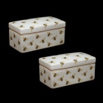Par de caixas decorativa em porcelana chinesa de alta qualidade, Formato retangular e superficie de fundo branco. pintada à mão, exibindo delicadas ilustrações de abelhas que refletem graça e exclusividade. 10 x 21 x 11 cm. Peças novas, sem uso.