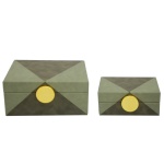 Conjunto de 2 caixas em madeira revestida com veludo verde. Formato retangular com detalhes dourado no fecho. 11 x 23 x 18 cm e 8 x 18 x 12 cm. A combinação desses materiais proporciona uma decoração única e envolvente que será certamente destaque em qualquer ambiente. O charme do conjunto reveste este item decorativo em um tom suave e sofisticado que harmoniza perfeitamente com a textura macia do veludo, enquanto a madeira acrescenta uma sensação de elegância.