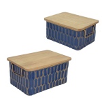 Conjunto de 2 caixas decorativas em metal pintado de azul cobalto. Formato retangular, com alças laterais em argolas. Tampas em madeira. 14 x 17 x 20 cm / 11 x 13 x 18 cm. Peças novas, sem uso.